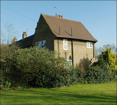 26 Asmuns Place (corner)